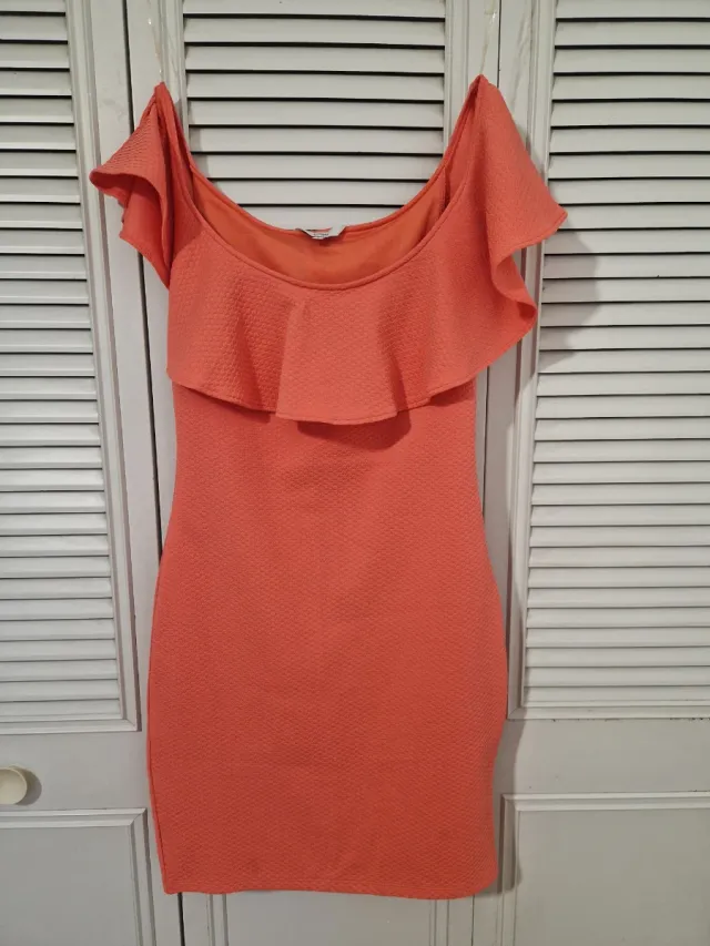 Vestido coral con volantes