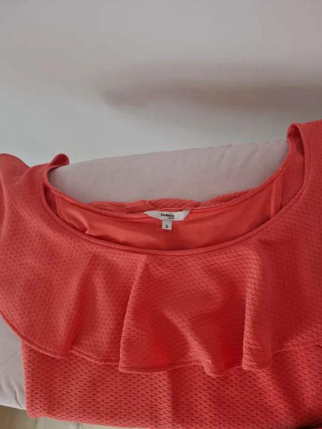 Vestido coral con volantes