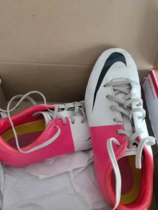 Botas de fútbol Nike rosas y blancas