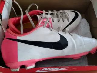 Botas de fútbol Nike rosas y blancas