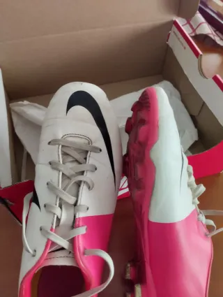 Botas de fútbol Nike rosas y blancas