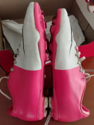Botas de fútbol Nike rosas y blancas