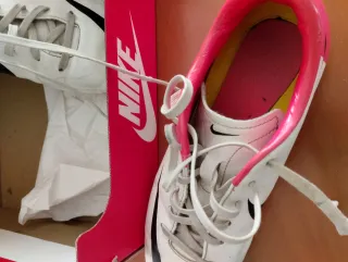 Botas de fútbol Nike rosas y blancas