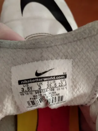 Botas de fútbol Nike rosas y blancas