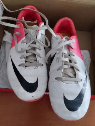 Botas de fútbol Nike rosas y blancas