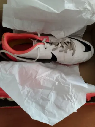 Botas de fútbol Nike rosas y blancas