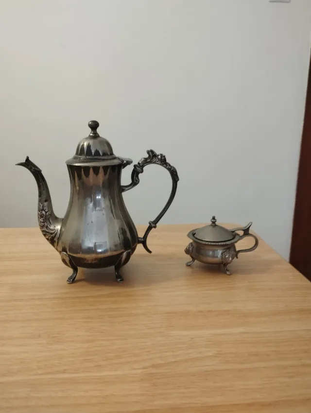 Cafetera antigua de alpaca