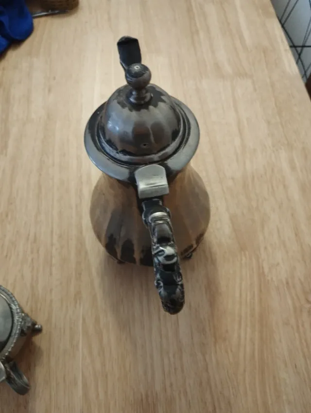 Cafetera antigua de alpaca