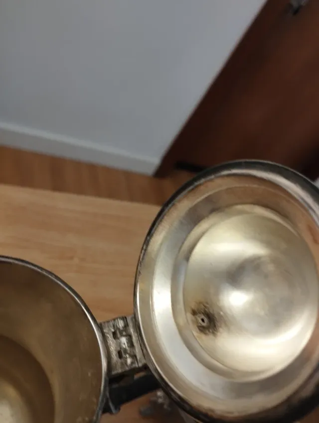 Cafetera antigua de alpaca