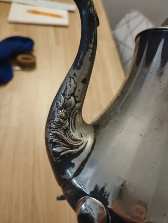 Cafetera antigua de alpaca