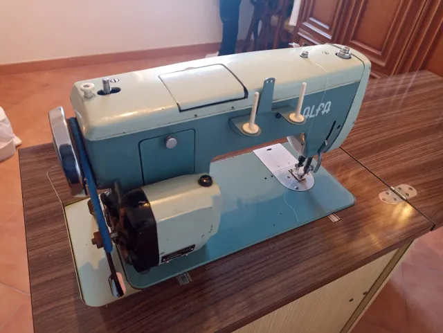 Máquina de coser con mueble incorporado