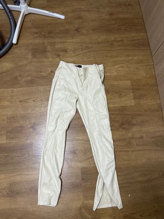 Pantalón largo beige con abertura