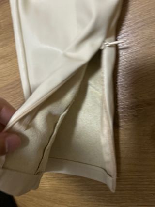 Pantalón largo beige con abertura