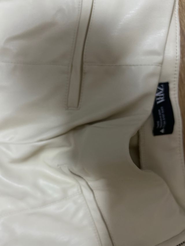 Pantalón largo beige con abertura