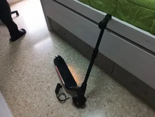 Patinete Eléctrico Negro con Cargador