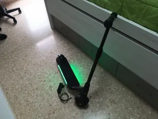 Patinete Eléctrico Negro con Cargador