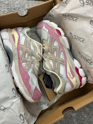 Asics Gel NYC Talla 40 Rosa, Beige y Blanco