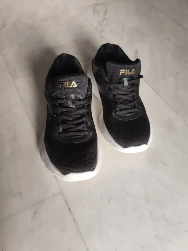 Deportivas Fila Mujer Negras y Doradas