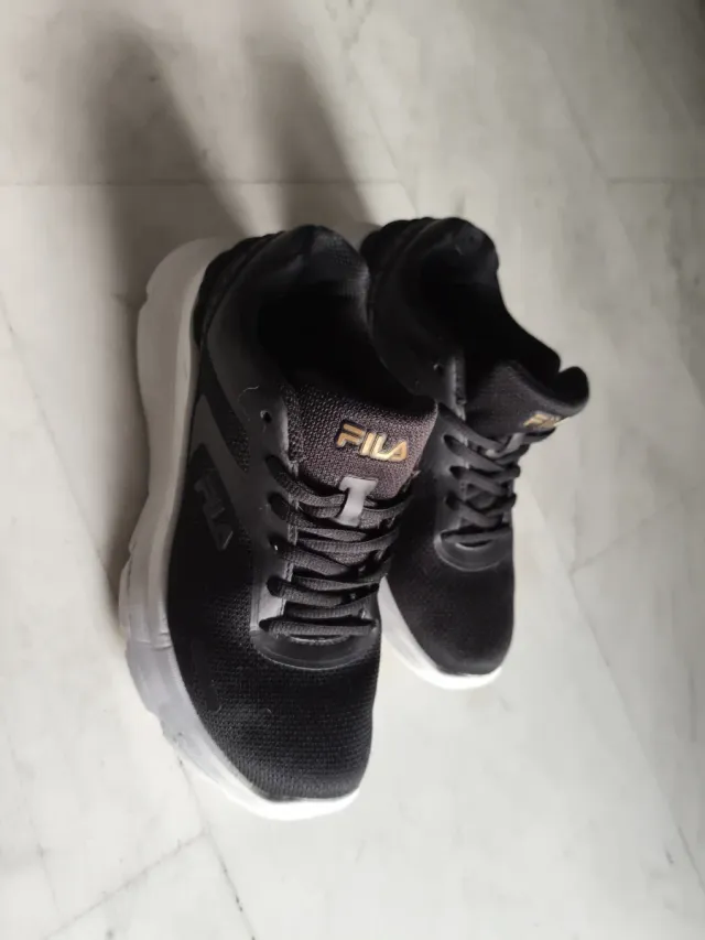 Deportivas Fila Mujer Negras y Doradas