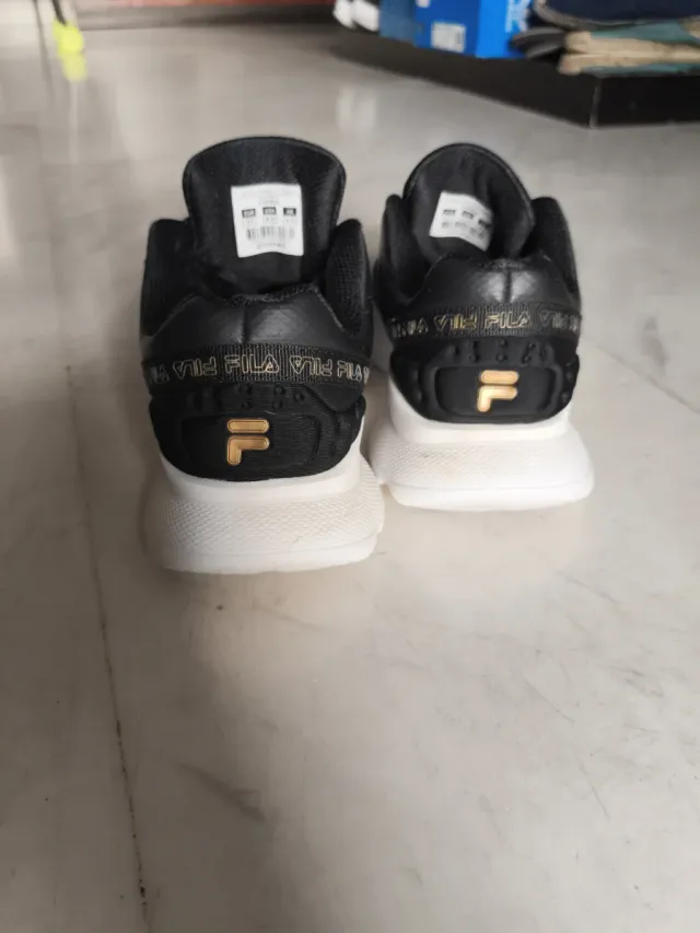 Deportivas Fila Mujer Negras y Doradas