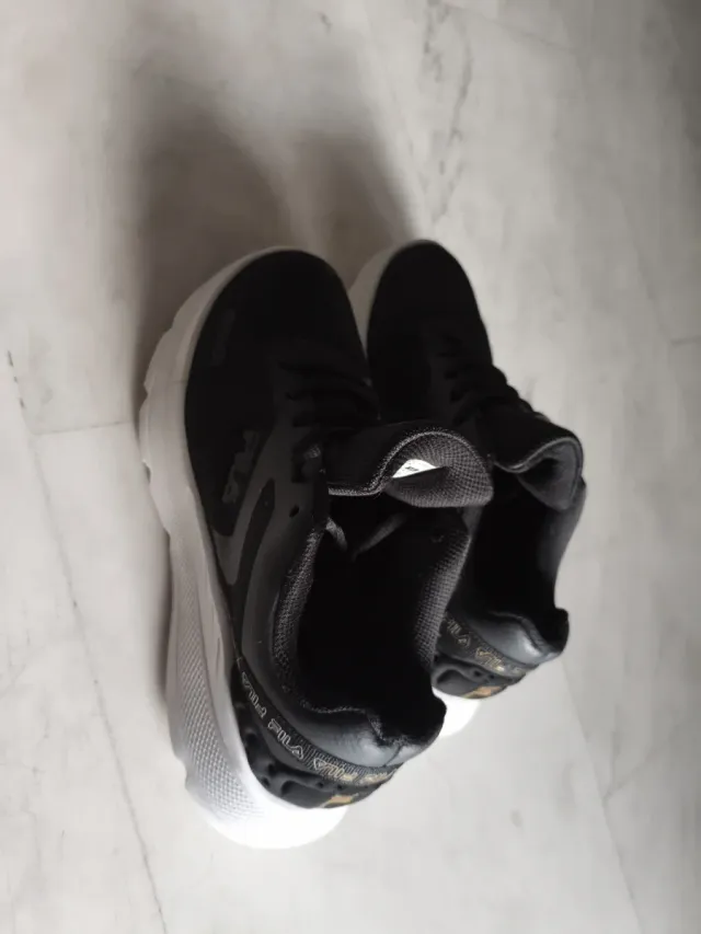 Deportivas Fila Mujer Negras y Doradas