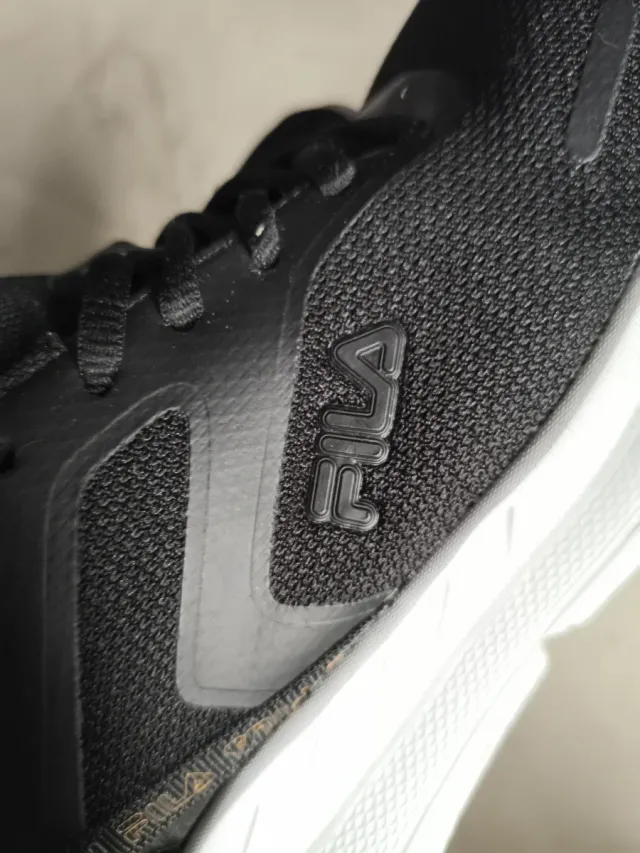 Deportivas Fila Mujer Negras y Doradas