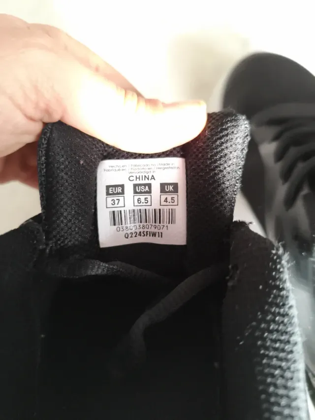 Deportivas Fila Mujer Negras y Doradas