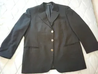 Americana negra de Emidio Tucci. (El Corte Inglés)