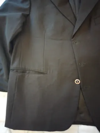 Americana negra de Emidio Tucci. (El Corte Inglés)