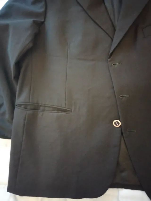 Americana negra de Emidio Tucci. (El Corte Inglés)