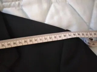 Americana negra de Emidio Tucci. (El Corte Inglés)