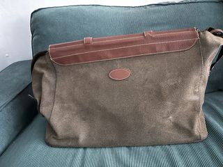 Bolsa de viaje marrón y verde oliva