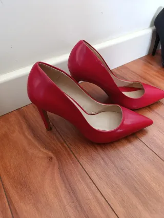 Zapatos de tacón rojos