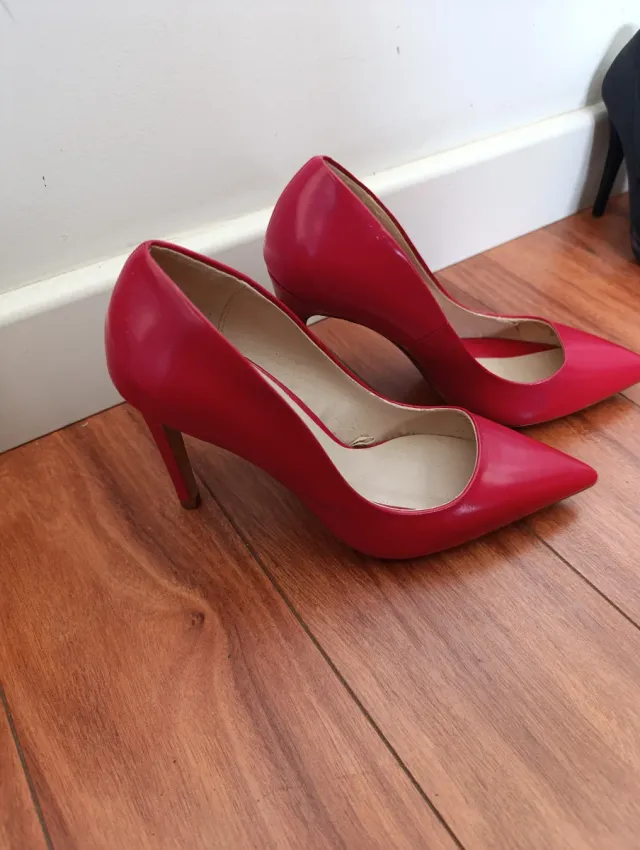 Zapatos de tacón rojos