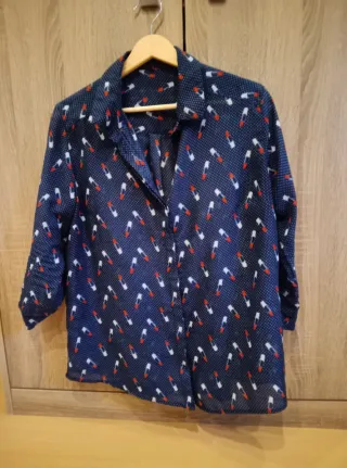 Camisa azul marino con estampado