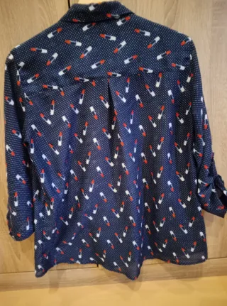 Camisa azul marino con estampado