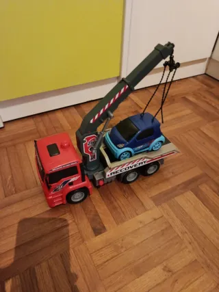 Camión grúa de juguete con coche