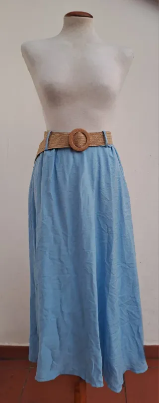 Falda larga azul claro con cinturón