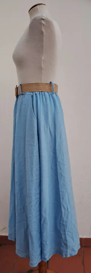 Falda larga azul claro con cinturón