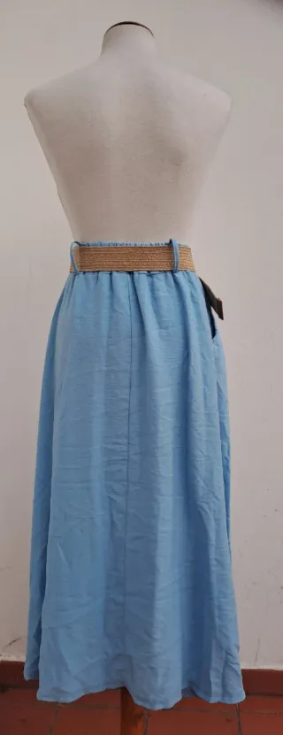 Falda larga azul claro con cinturón