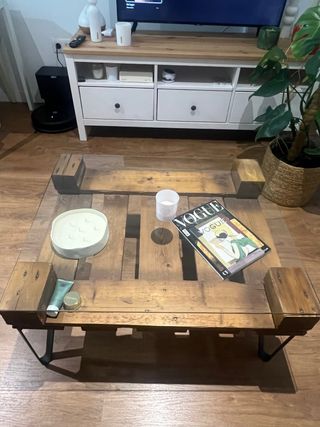 Mesa baja de centro palets. Madera y cristal