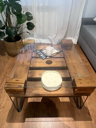 Mesa baja de centro palets. Madera y cristal