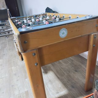 Futbolin vintage de madera en buen estado.