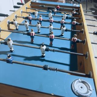 Futbolin vintage de madera en buen estado.