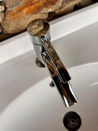 Mobile bagno con lavabo e specchio