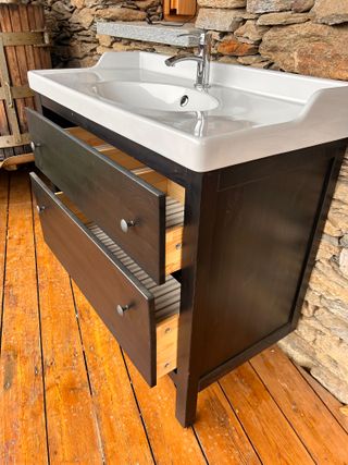 Mobile bagno con lavabo e specchio