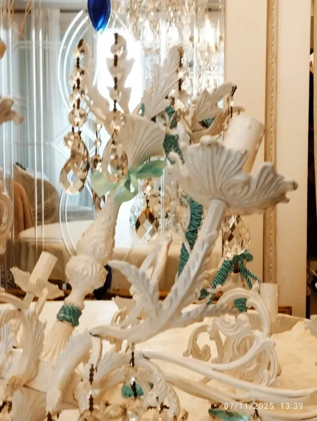 Lampadario liberty shabby bianco con cristalli