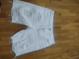 Pantalón corto vaquero blanco desgarrado