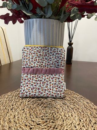 Funda Kindle Floral con Volante