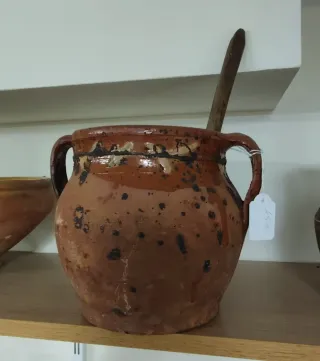 Mielera antigua de barro con cuchara